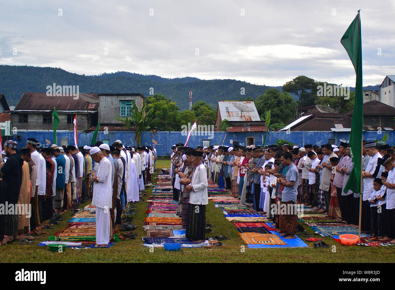 Les musulmans effectuer l'Eid al-Adha prière en congrégation dans un champ à Aceh.Les musulmans célèbrent l'Aïd al-Adha (la fête du sacrifice), la deuxième de deux jours fériés islamiques qui sont célébrés dans le monde entier. Banque D'Images