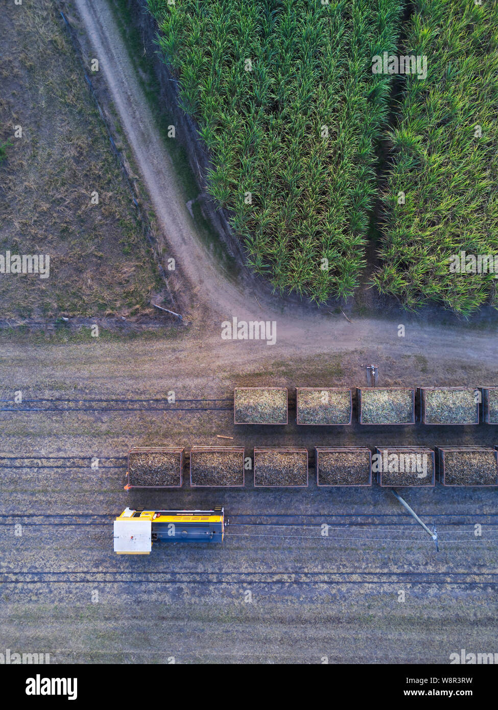 La canne à sucre de l'antenne du réseau ferroviaire train pendant la saison des récoltes à Wallaville près de Bundaberg Queensland Australie Banque D'Images