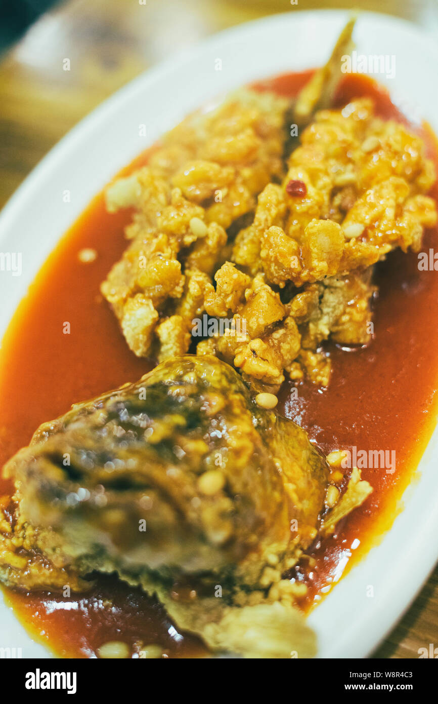 L'écureuil de Shanghai, un poisson frit plat chinois commun. Poisson frit avec sauce aigre-douce. Banque D'Images