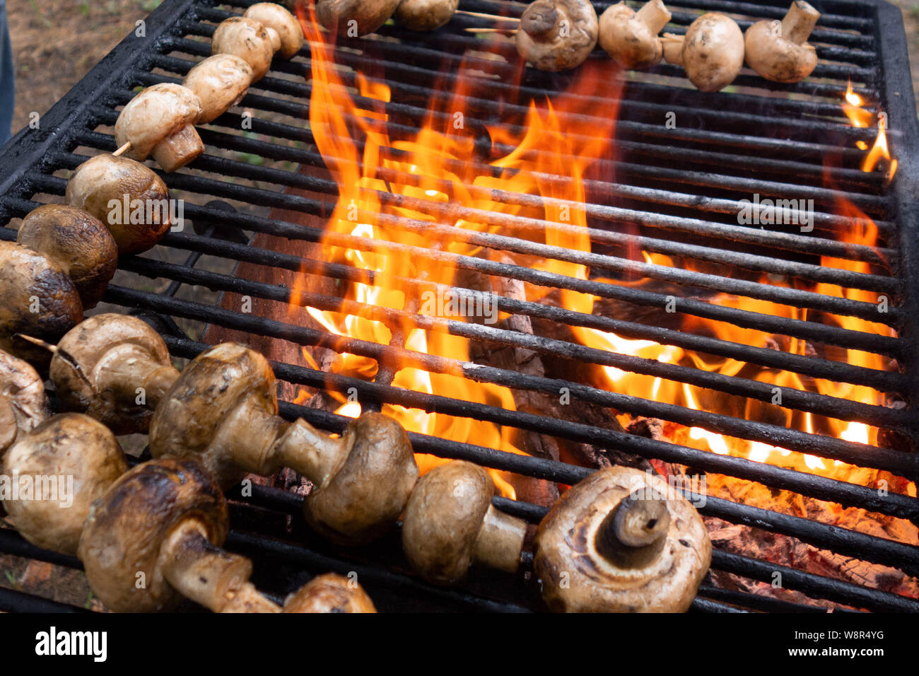 Les champignons grill. Champignons sont frits ou cuits sur feu ouvert.  Cuisine barbecue partie close up image. La cuisson sur une grille Photo  Stock - Alamy
