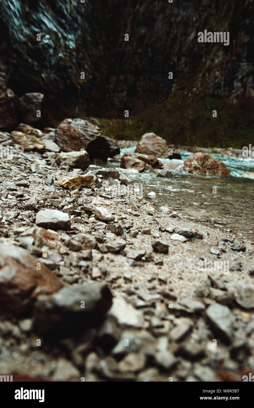 Ruisseau de montagne dans le sac de pierre de l'Abkhazie. Petite rivière sur rock fond flou. L'eau coule au large de la côte rocheuse. Banque D'Images