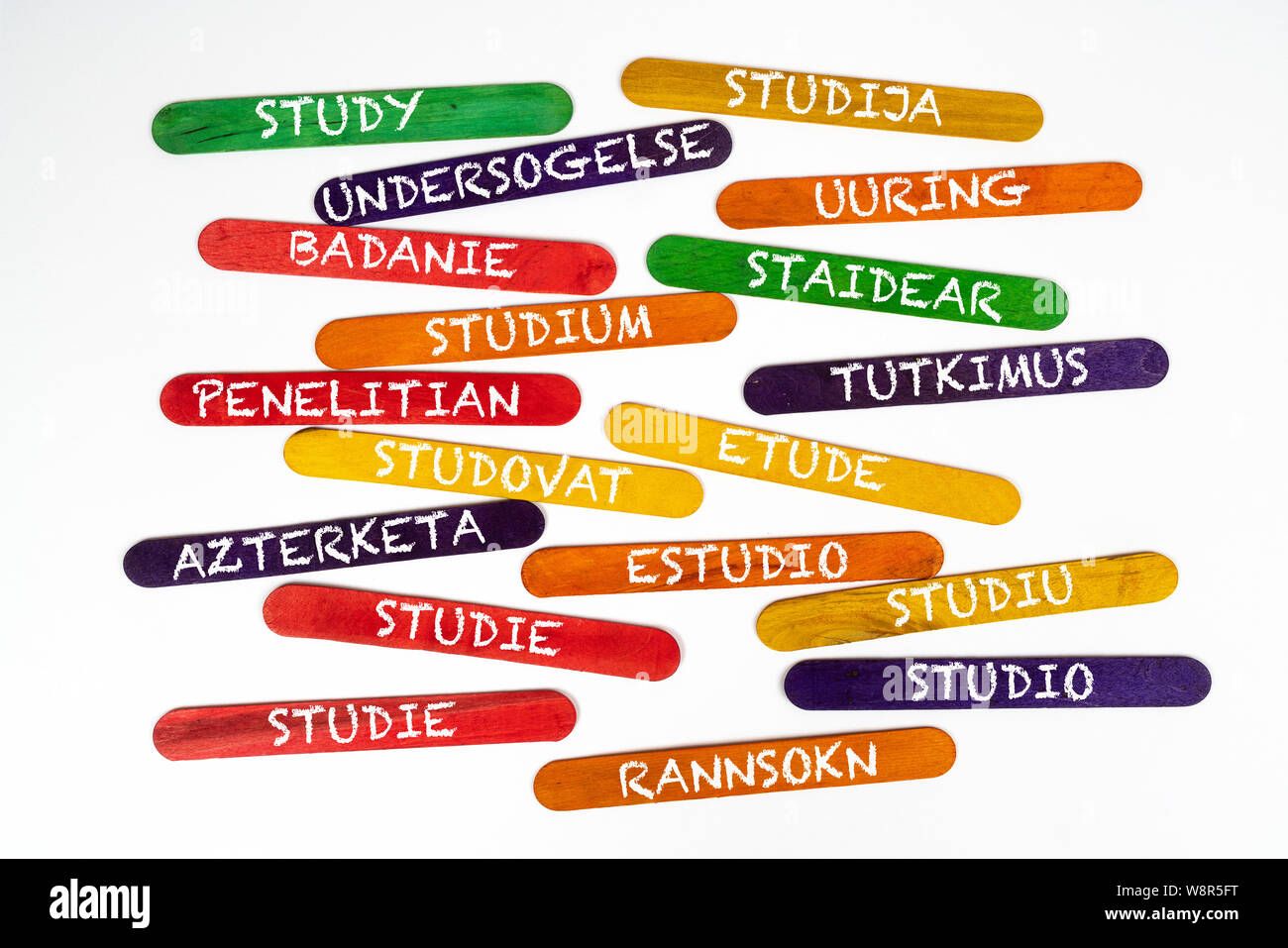 Le concept de l'étude de mots dans diverses langues sur les lamelles de couleur en bois Banque D'Images