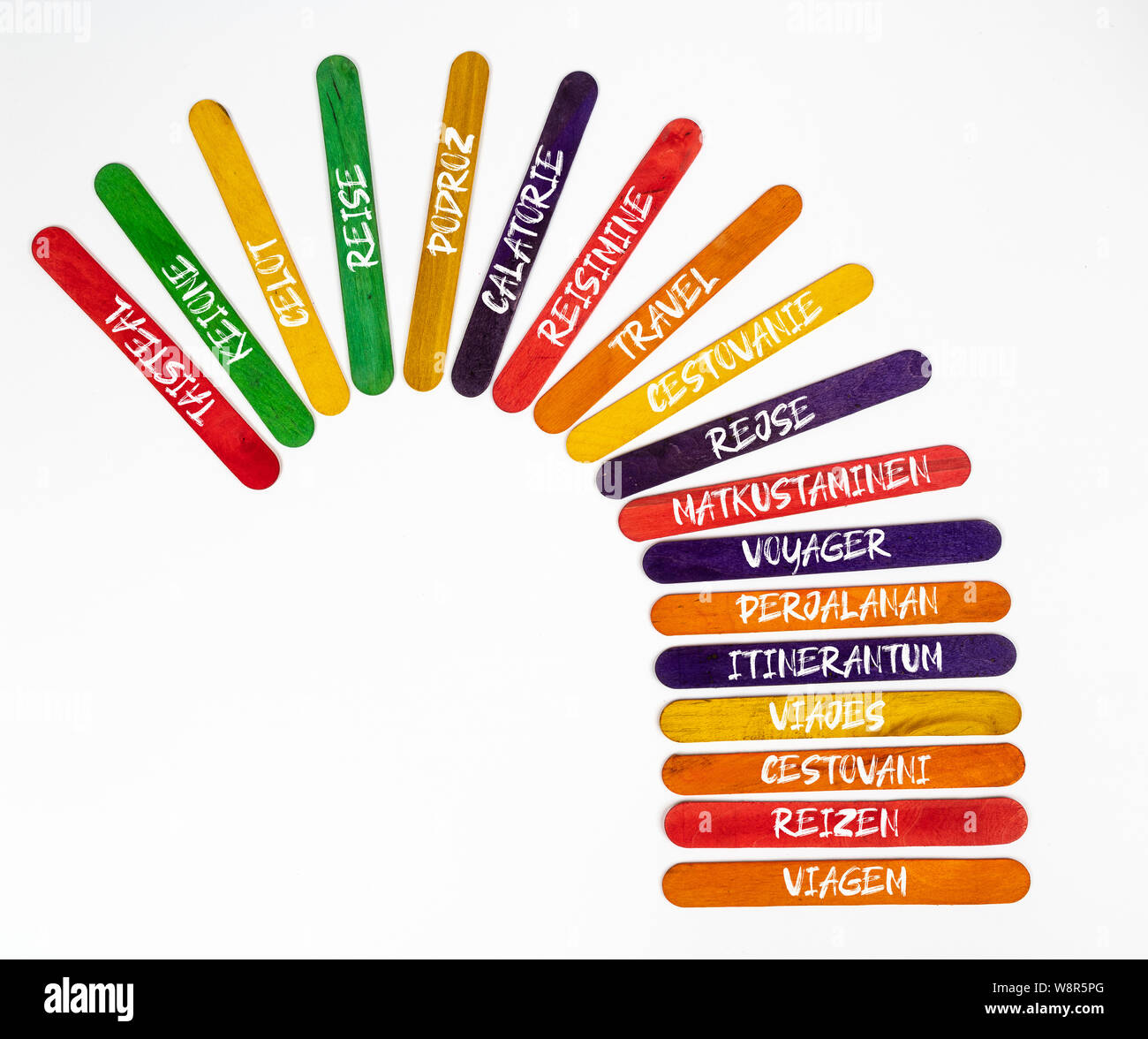 Le concept du mot voyager dans diverses langues écrites sur des lattes de bois de couleur Banque D'Images
