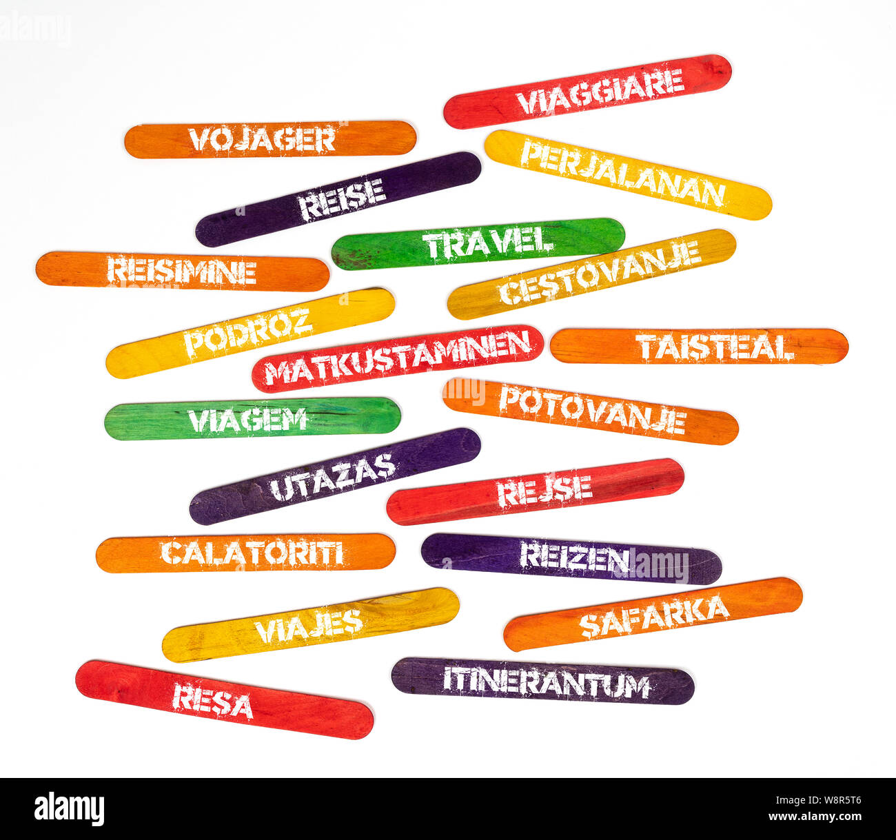 Le concept du mot voyager dans diverses langues écrites sur des lattes de bois de couleur Banque D'Images