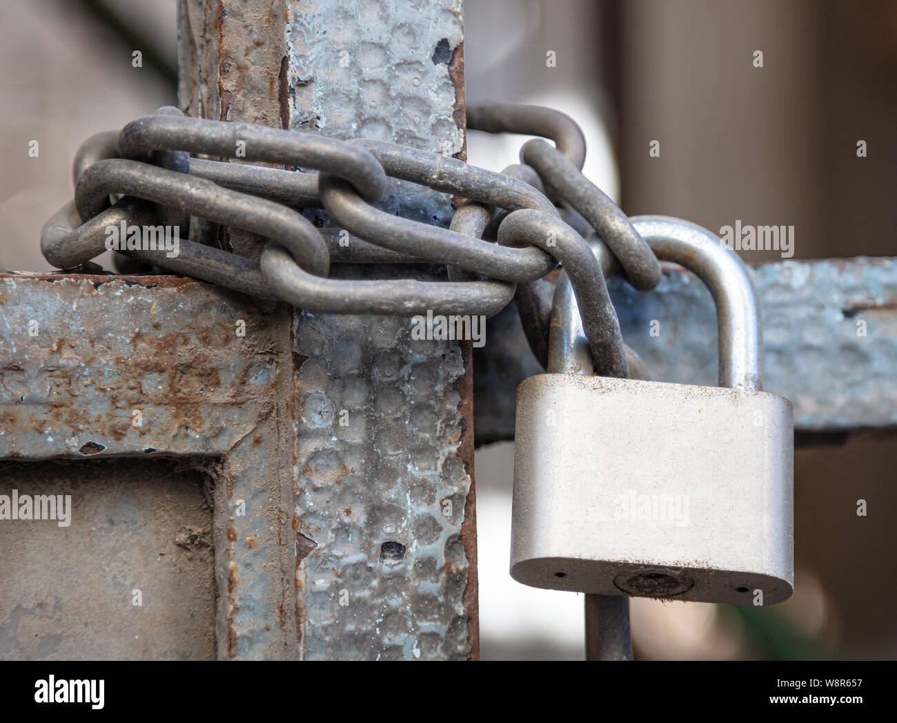 Gros plan de la chaîne avec cadenas. Heavy metal serrure sur une porte  d'entrée. Concept de sécurité, sécurité Photo Stock - Alamy