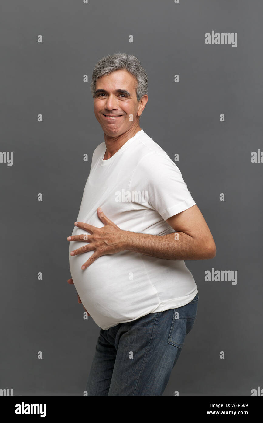 Homme âgé prétendant être une femme enceinte Banque D'Images