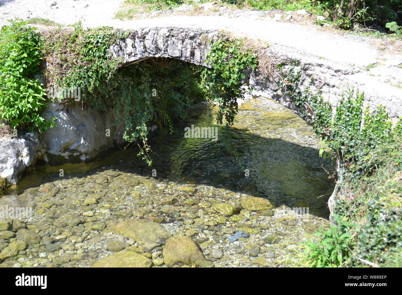 Belle arche antique pont de pierre sur la montagne dans un beau jour d'été. Banque D'Images