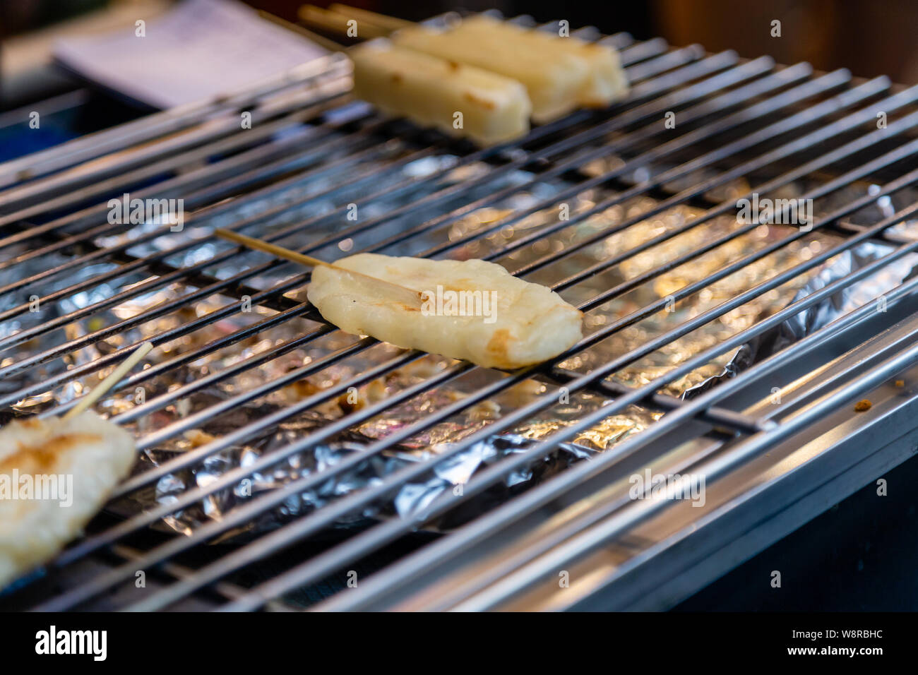 Le riz gluant japonais sur stick dessert Banque D'Images