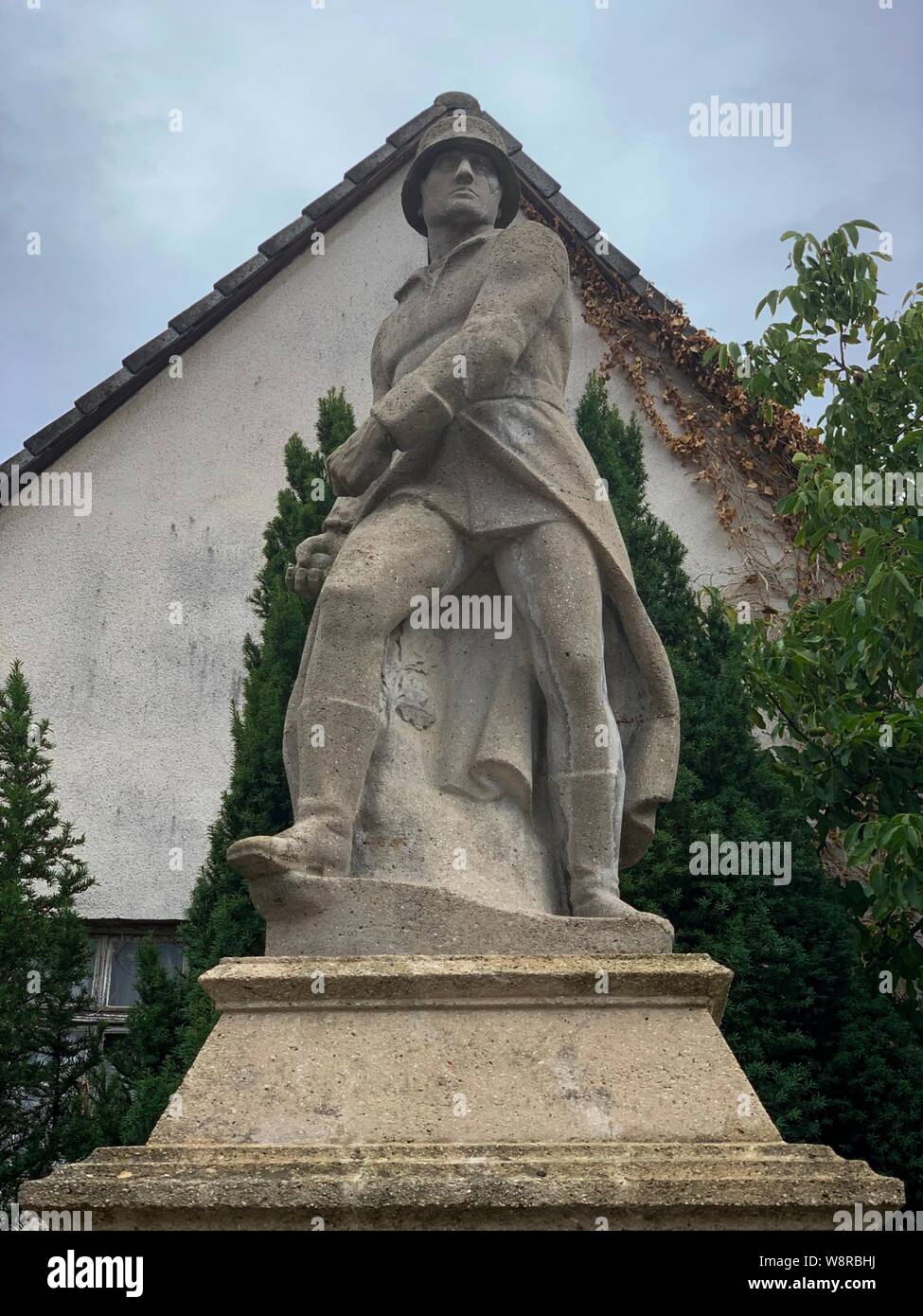 Moehrendorf, Allemagne - le 9 août 2019 : vue d'un monument commémoratif de guerre Moehrendorf commémorant les soldats qui sont morts dans la première et la seconde guerre mondiale. Banque D'Images