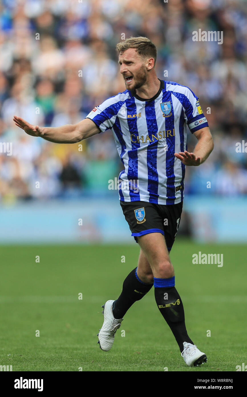 10 août 2019 , à Hillsborough, Sheffield, Angleterre ; Sky Bet Championship, Sheffield Wednesday vs Barnsley : Tom lie (15) de Sheffield Mercredi donne ses instructions de l'équipe Crédit : Mark Cosgrove/Nouvelles Images, la Ligue de Football anglaise images sont soumis à licence DataCo Banque D'Images