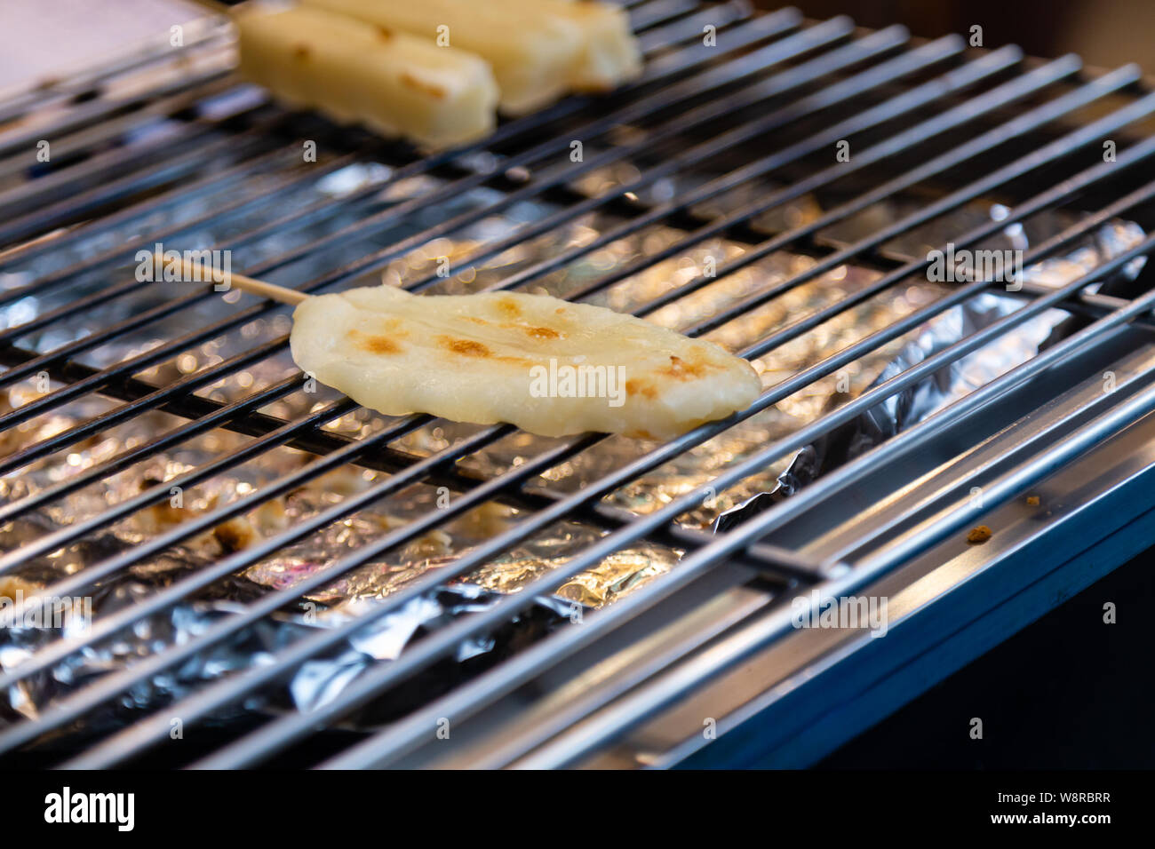 Le riz gluant japonais sur stick dessert Banque D'Images