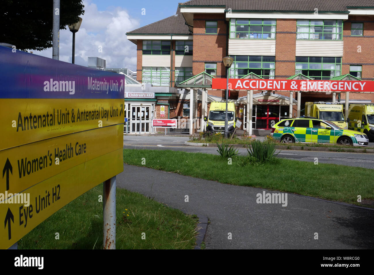 A&E Dept au Royal Bolton, Hôpital Nord Ouest avec les véhicules de service d'ambulance, Bolton, Lancashire, Greater Manchester, Angleterre Royaume-uni photo DON TONGE Banque D'Images