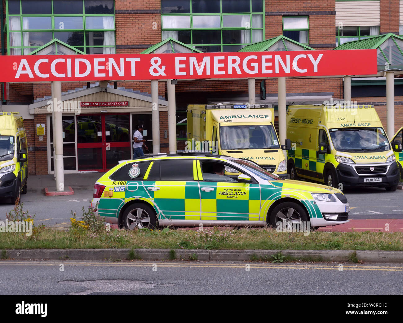 A&E Dept au Royal Bolton, Hôpital Nord Ouest avec les véhicules de service d'ambulance, Bolton, Lancashire, Greater Manchester, Angleterre Royaume-uni photo DON TONGE Banque D'Images
