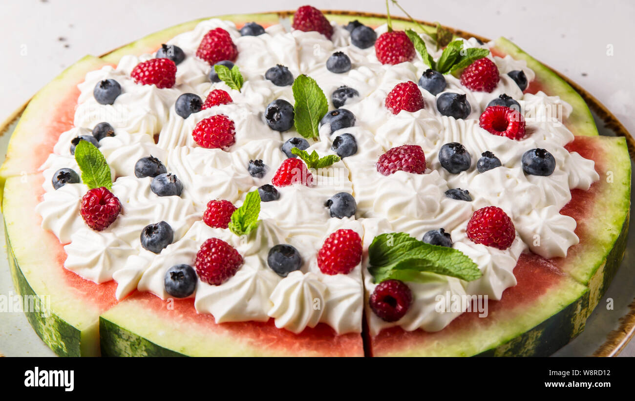 Fruit d'été léger dessert à base de melon avec du yogourt ou de la crème et  les framboises et les bleuets avec feuilles de menthe Photo Stock - Alamy
