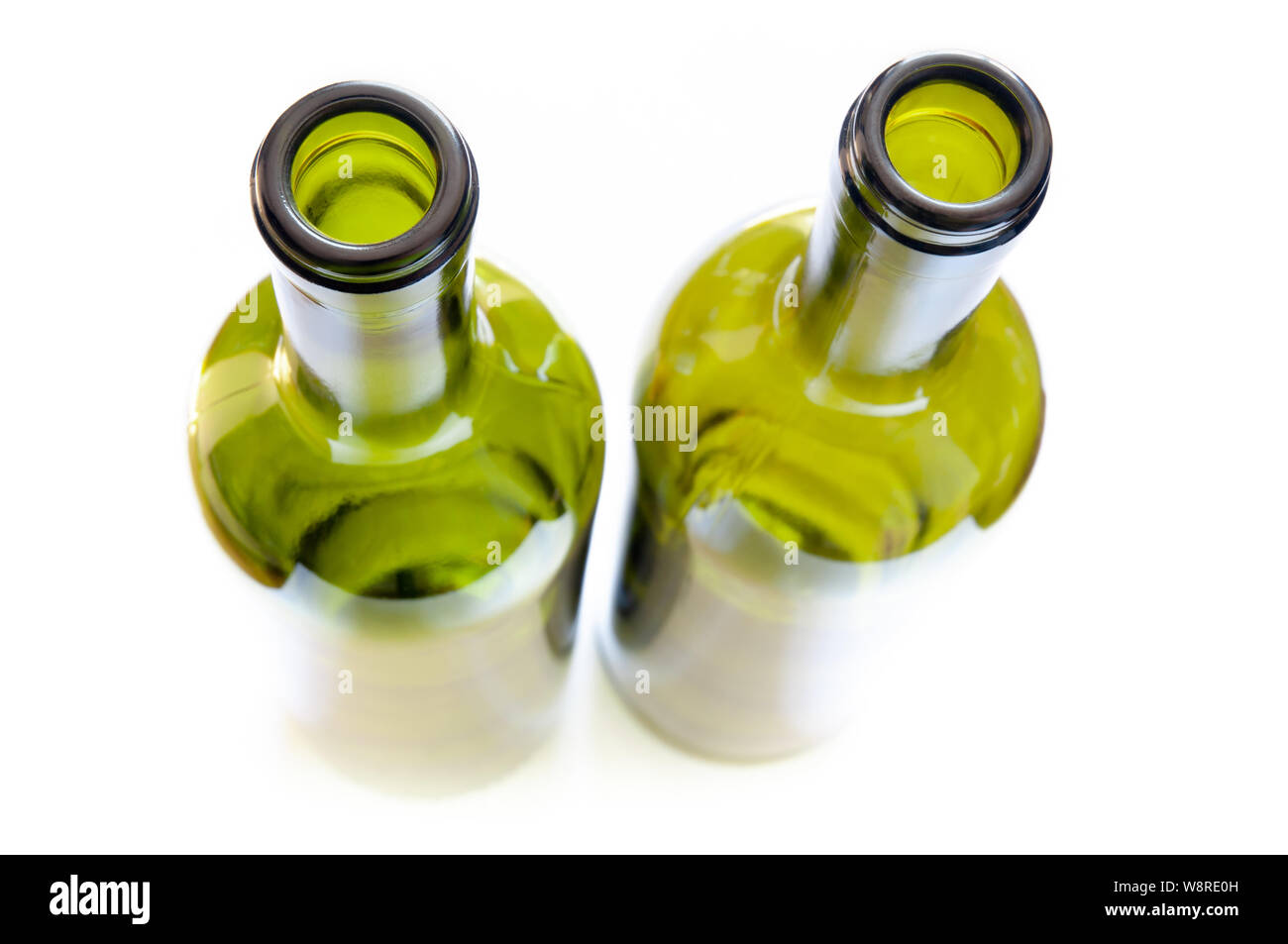 Vue d'en haut, d'en haut, des bouteilles en verre vert avec un fort effet de mise au point sélective, isolé sur fond blanc Banque D'Images