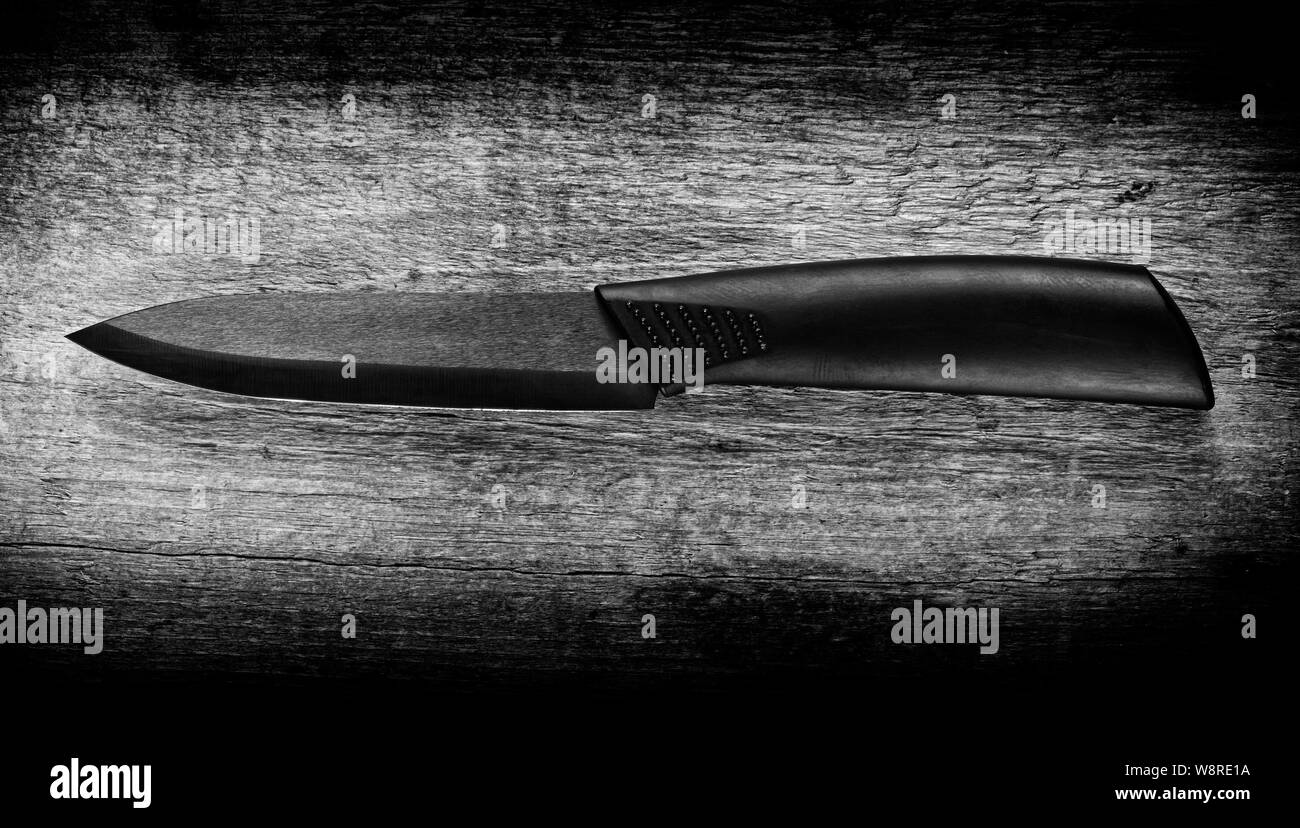 Couteau sur un fond en bois Banque d'images noir et blanc - Alamy