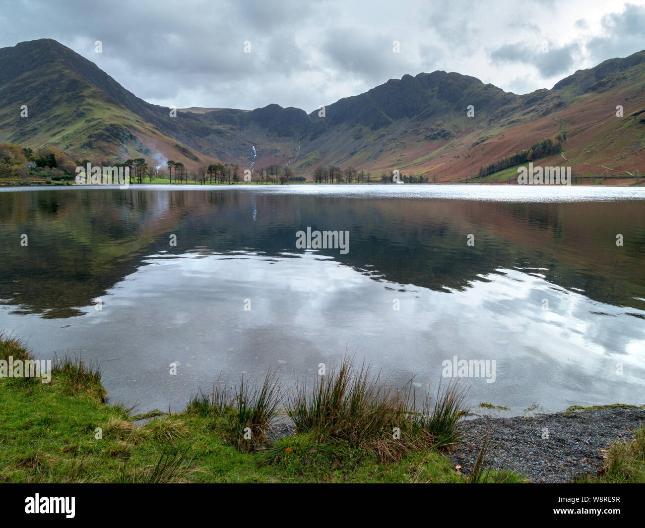 Buttermere Lake avec Warnscale Fleetwith bas et Pike (à gauche) et de foin (à droite) au-delà des montagnes, Lake District, Cumbria, England, UK Banque D'Images