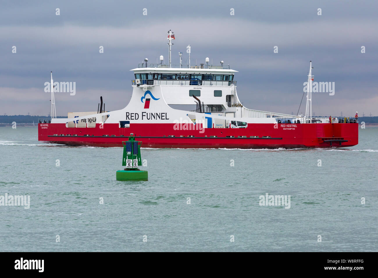 Ferry Red Funnel, Red Kestrel ferry, près de East Cowes (île de Wight, Hampshire Royaume-Uni en août, 1er uniquement fret ferry entre Cowes et Southampton Banque D'Images