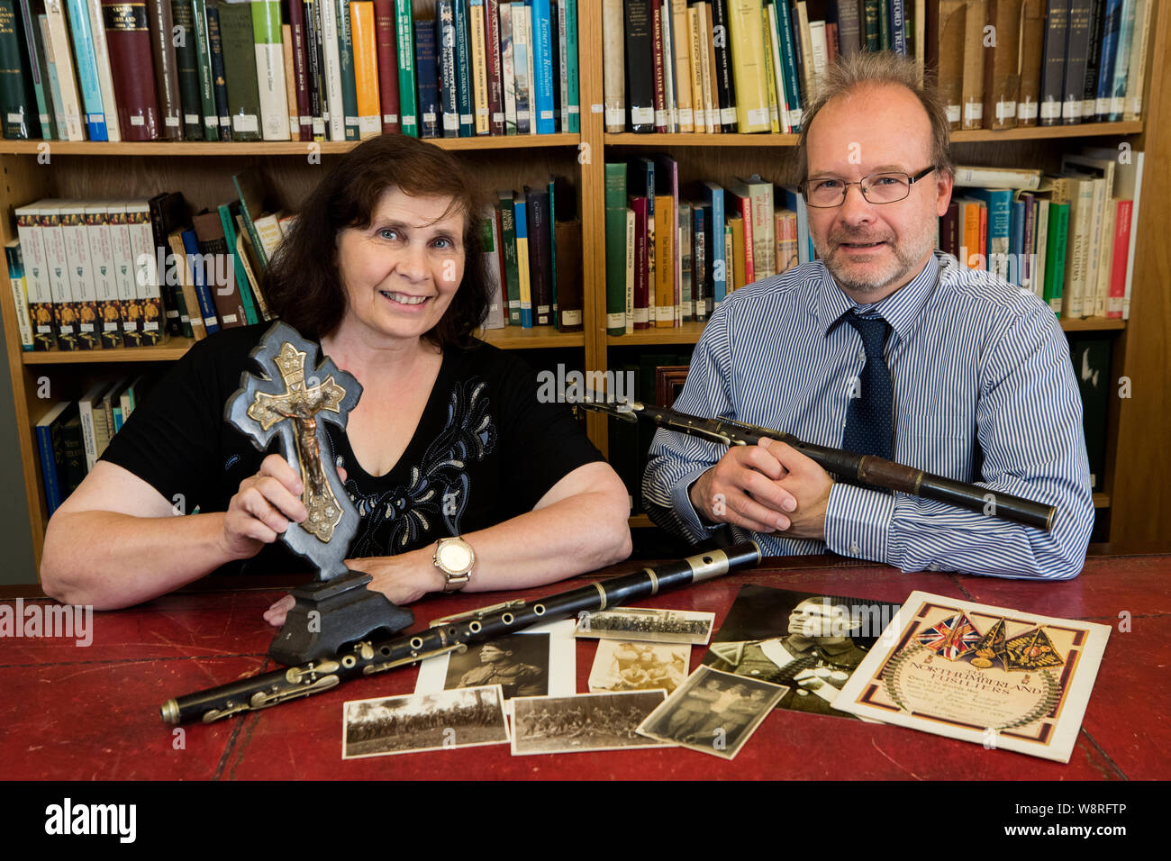 (De gauche à droite) Sharon Lynas, petite-fille du Caporal Albert James Kendall, avec Mike King County Museum Le gestionnaire du patrimoine et son grand-père d'artefacts. Instruments anciens appartenant à un musicien de talent qui ont diverti les troupes américaines à Ballykinlar camp pendant la Seconde Guerre mondiale sont exposés au musée de Downpatrick. Banque D'Images