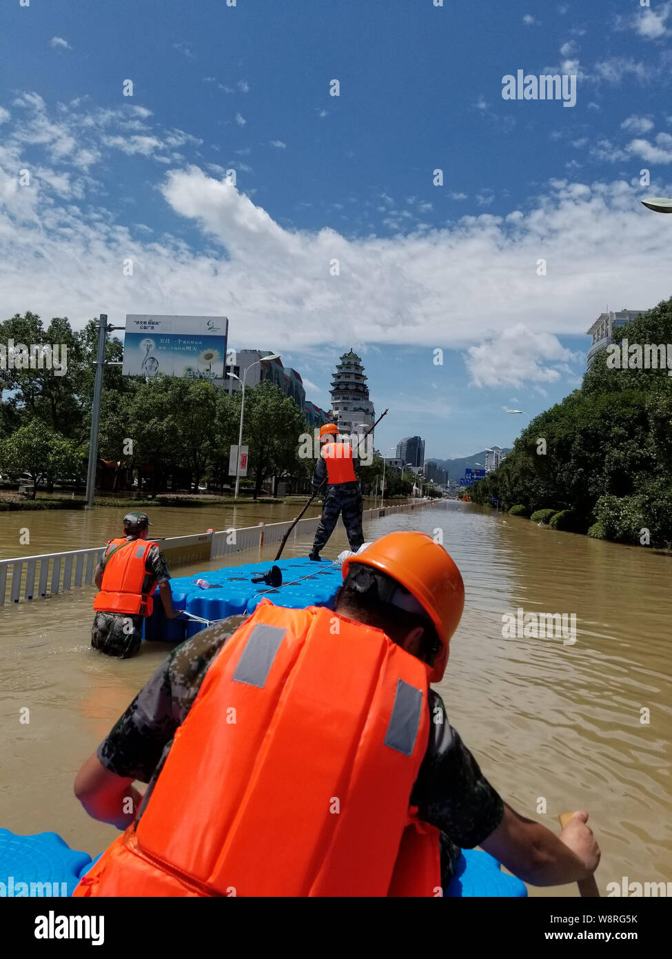 Linhai, la Province de Zhejiang. Août 11, 2019. Les travailleurs de sauvetage transports un pont flottant à Linhai, la Chine de l'est la province du Zhejiang, le 11 août 2019. Plus de 21 000 militaires et miliciens ont été engagés dans les secours et d'aide de dimanche matin depuis un typhon a atterri dans l'est de la Province de Zhejiang en Chine samedi. Credit : Weng Xinyang/Xinhua/Alamy Live News Banque D'Images