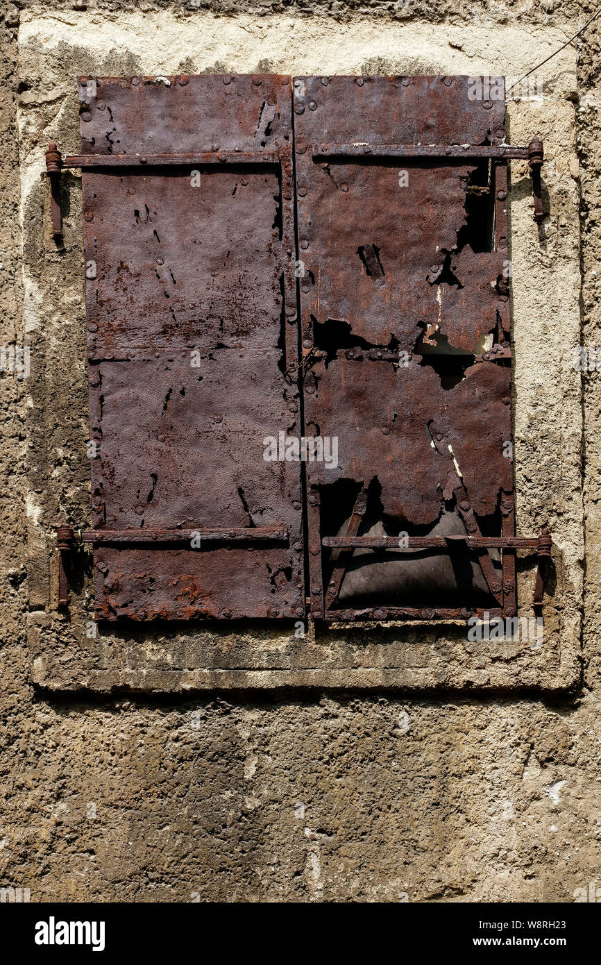 Old rusty metal, fenêtre fermée. L'espace de copie, copyspace. Banque D'Images