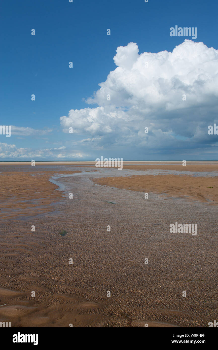 La plage à marée basse à Burnham Overy Staithe, North Norfolk, England, UK Banque D'Images