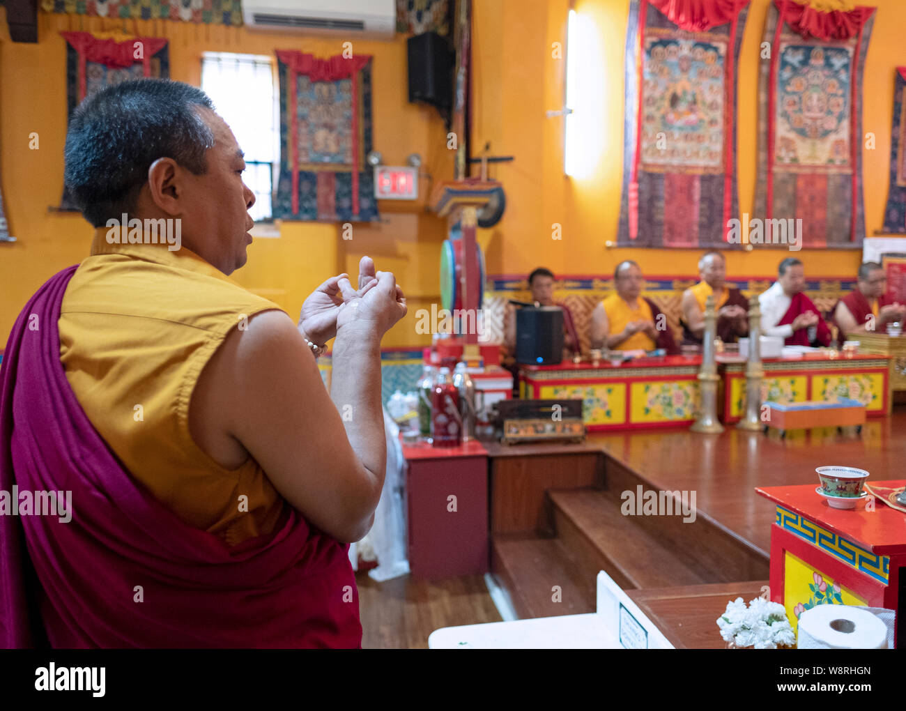 ⁣MUDRAS. Le moine bouddhiste utilise les gestes de la main au moment de la prière d'évoquer les différents états d'esprit.⁣ à Elmhurst, Queens, York⁣. Banque D'Images