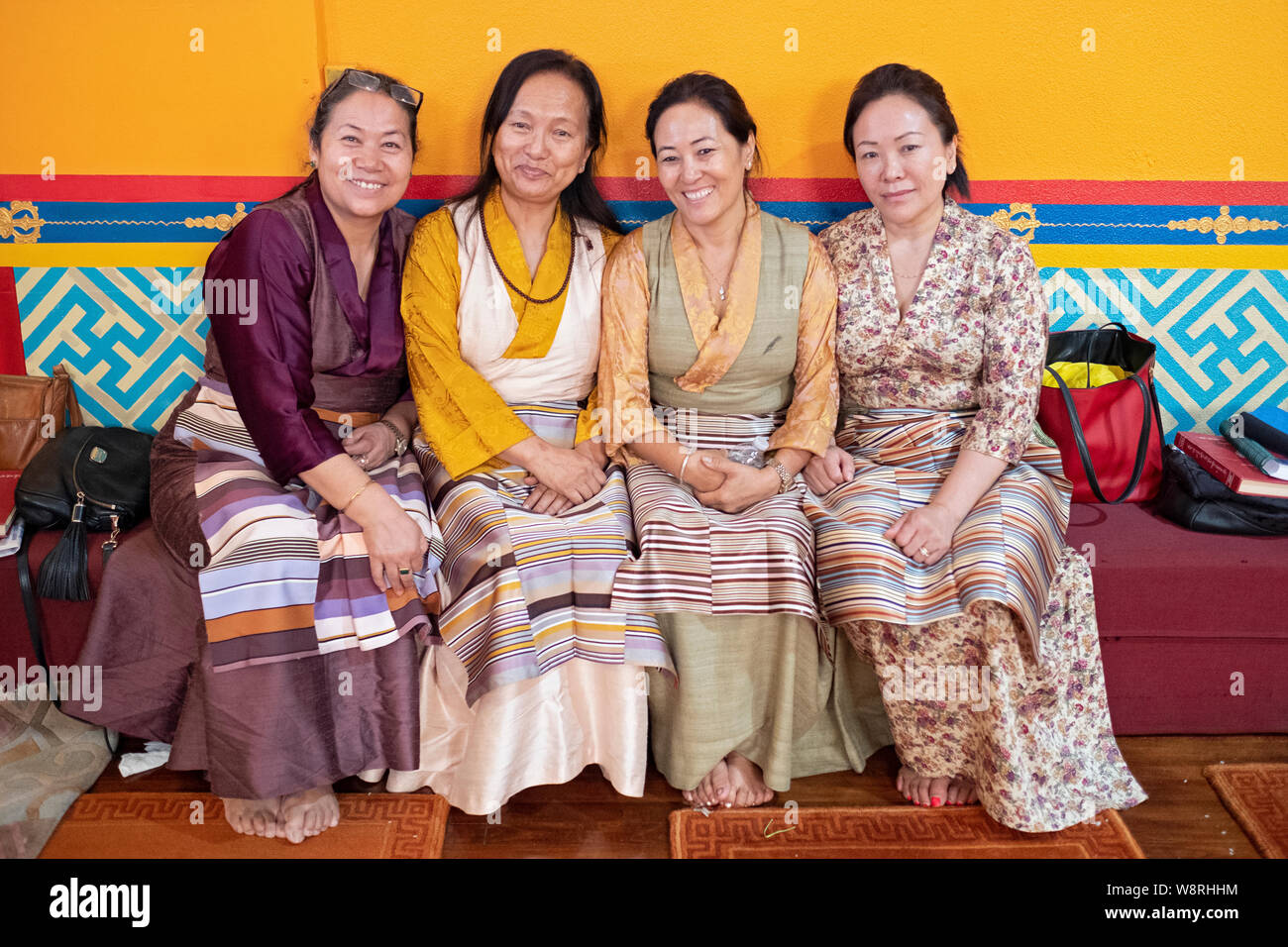 Posée portrait de quatre femmes bouddhistes népalais attrayant dans un temple à Elmhurst, Queens, New York. Banque D'Images