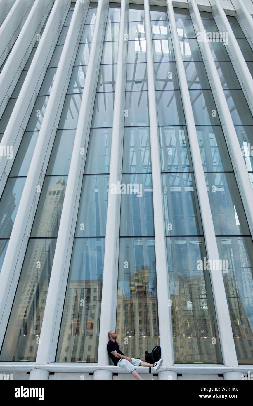 Un homme qui semble être un touriste, reste sur le côté de l'Oculus, le World Trade Center Transportation Hub dans Lower Manhattan Banque D'Images