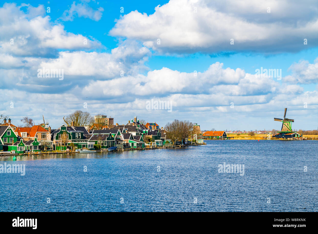 Maisons dans Saandijk néerlandais tradition avec la rivière Zaan et un moulin à vent en bois en Pays-Bas Banque D'Images