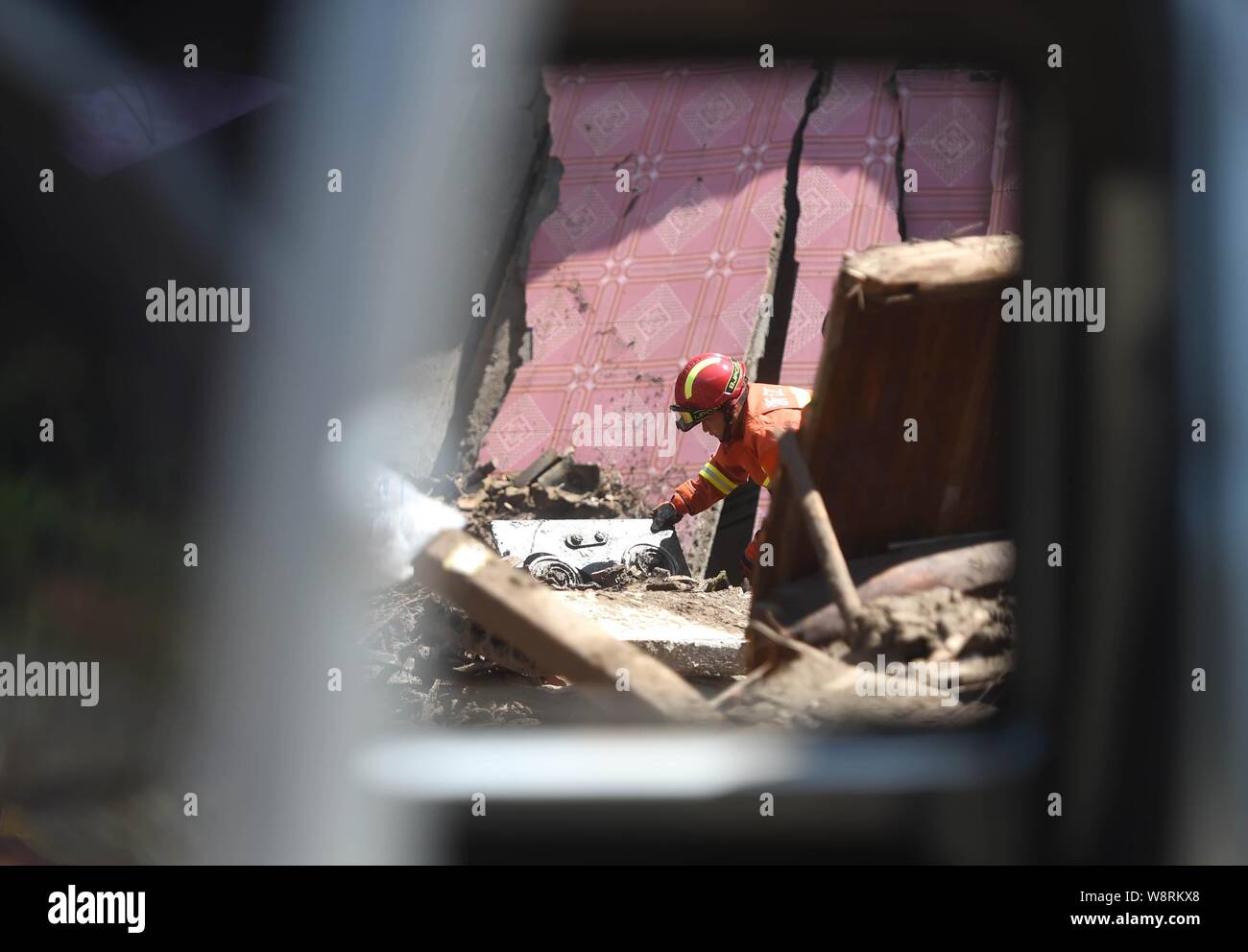 Yongjia, Chine. 11 août, 2019. (190811) -- YONGJIA, le 11 août, 2019 (Xinhua) -- un sauveteur qui recherche les victimes sur le site du glissement dans Shanzao Village de Yantan Township dans Yongjia, est de la Chine, la province du Zhejiang, le 11 août 2019. Un total de 32 personnes sont mortes et 16 sont toujours portées disparues après Lekima, le neuvième et le plus puissant typhon de l'année, s'est posé autour de 1:45 h samedi de la ville de Wenling, dans l'est de la Chine, la Province de Zhejiang, le siège provincial de contrôle des inondations a dit. Source : Xinhua/Alamy Live News Banque D'Images