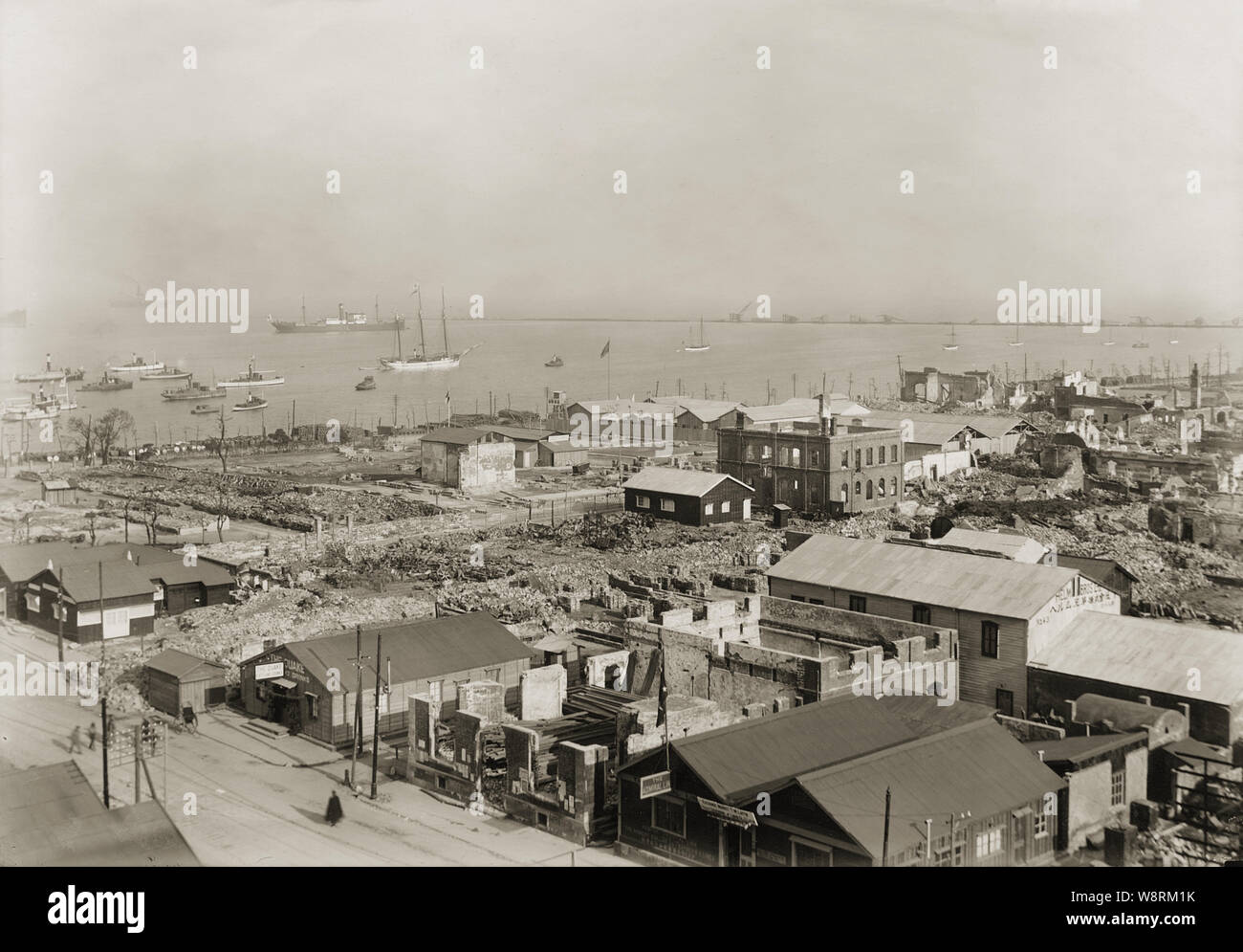 [ 1920 Japon - Suite de grand tremblement de terre de Kanto, Yokohama ] - des immeubles en ruines à Yokohama, Kanagawa Prefecture, peu après le grand séisme de Kanto (Kanto Daishinsai) du 1 septembre 1923 (Taisho 12). Une certaine reconstruction a commencé. Le séisme, d'une magnitude estimée entre 7,9 et 8,4 sur l'échelle de Richter, a dévasté Tokyo, la ville portuaire de Yokohama, entourant les préfectures de Chiba, Kanagawa et Saitama, et fait plus de 140 000 victimes. Banque D'Images