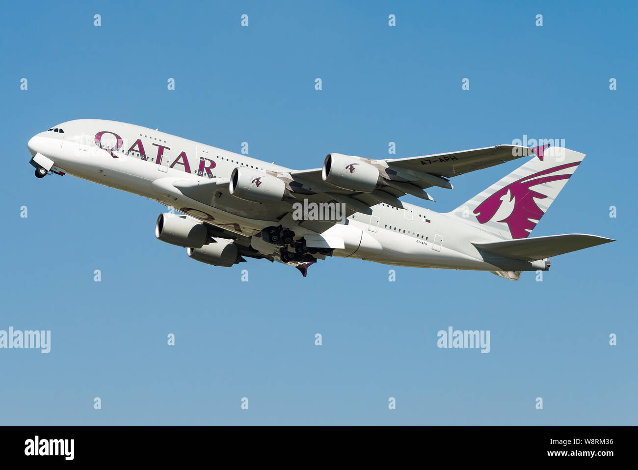 Un Airbus A380 avion de passagers de Qatar Airways au départ de l'aéroport international d'Heathrow. Banque D'Images