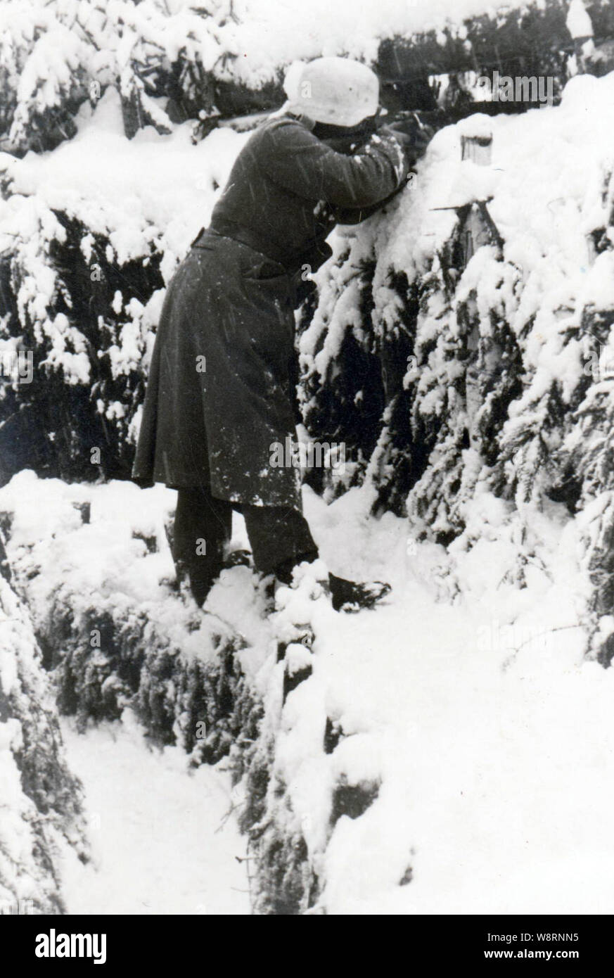 Soldat allemand en position défensive pendant l'hiver 1941/ 1942 une photo B/W de. La deuxième Guerre mondiale sur le front russe Banque D'Images
