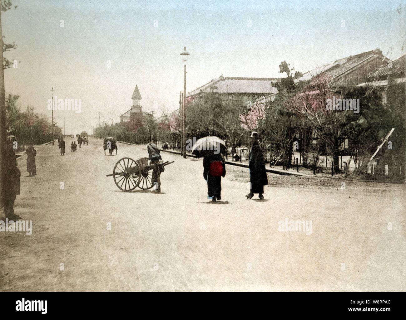 [ 1890 Japon - Tokyo Red Light District ] - Susaki (洲崎) prostitution en quarts (深川 Fukagawa), Tokyo. Auparavant une ward, Fukagawa est actuellement partie de Kotoku (江東区), Susaki Toyo est maintenant 1-chome (東陽一丁目). Avec Yoshiwara, c'était le plus célèbre de Tokyo red light district (遊客). Elle a disparu lorsque la loi Anti-Prostitution (売春防止法 Boushihou, Baishun), est entrée en vigueur en avril 1958 (Showa 33). Dans l'arrière d'une église est visible. Cette image a été publiée en 1895 (28) par Meiji Kazumasa Ogawa dans des scènes de l'Est de la capitale du Japon. 19e siècle phototypie vintage print. Banque D'Images