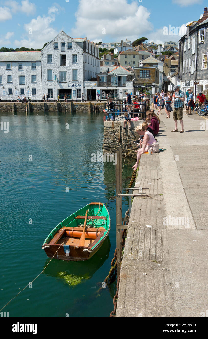 La pêche du crabe de la famille sur quai. Mevagissey, Cornwall, Angleterre, Royaume-Uni Banque D'Images