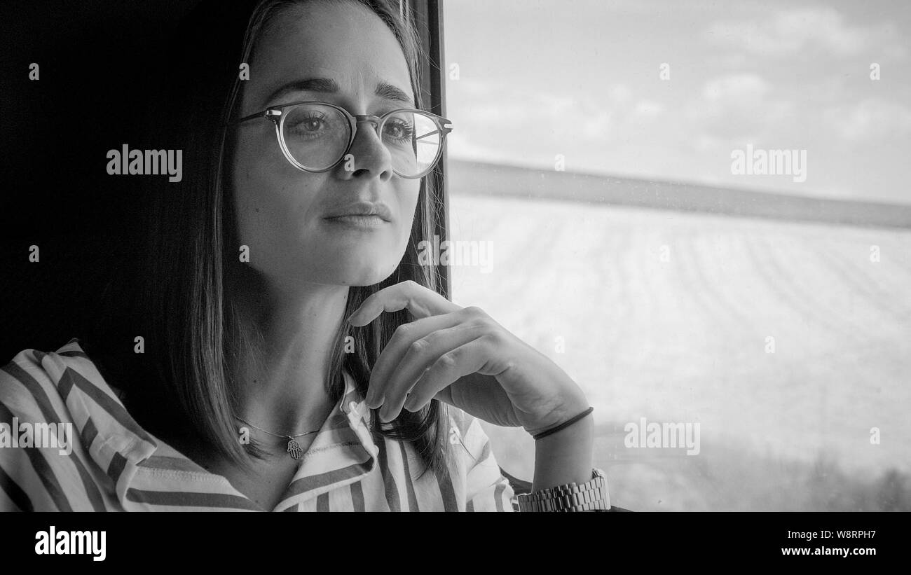 Jeune femme se rend dans un train - photos de voyage Banque D'Images