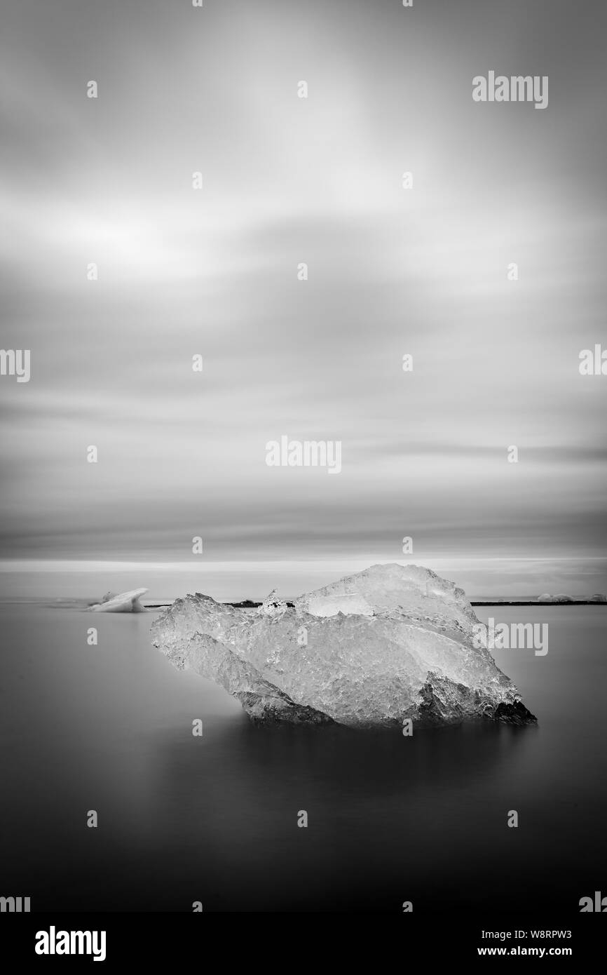 Iceberg dans une plage de sable noir, rappelant un diamant, en Islande Banque D'Images