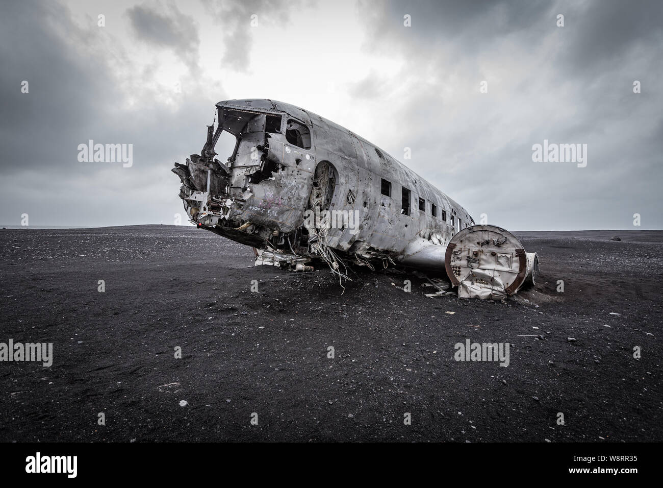 Plane on abandonnés dans une plage de sable noir en Islande Banque D'Images