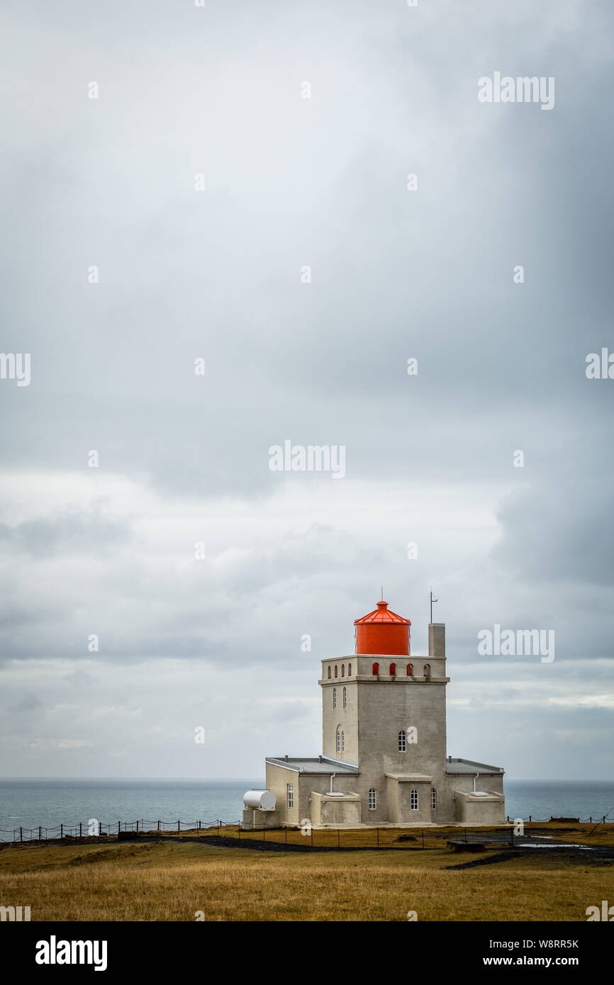 Phare Dyrholaey en Islande, près de Vik et la plage de sable noir Banque D'Images