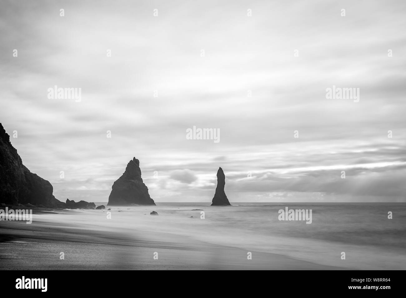 D'énormes piles de la mer en Islande, Reynisfjara qui jouit Banque D'Images