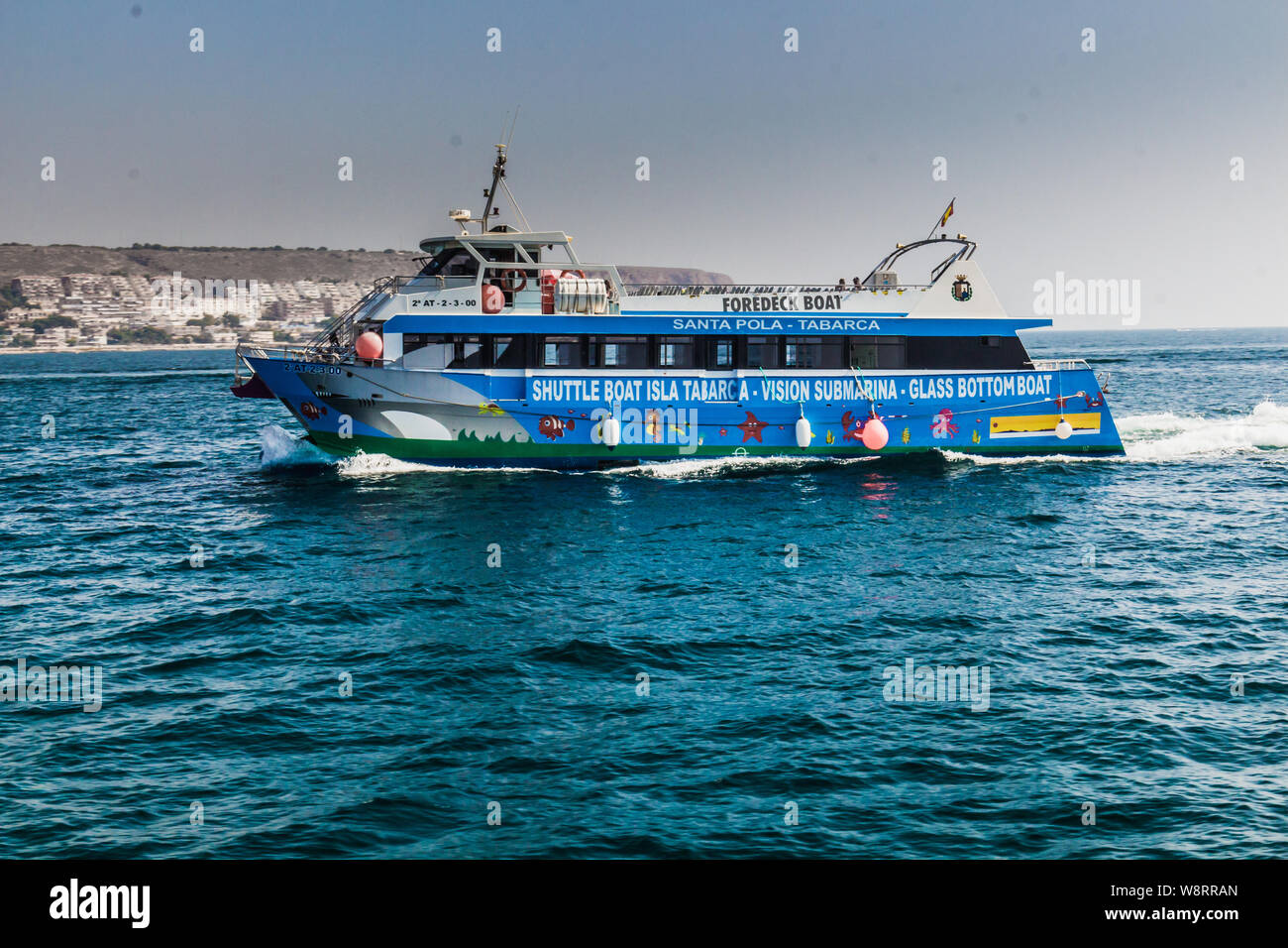 Le service de bateau Santa Pola Torrevieja, Alicante ou de prendre les nombreux touristes pour une journée à Nova Tabarca et Illa Plana une île de pirate Banque D'Images