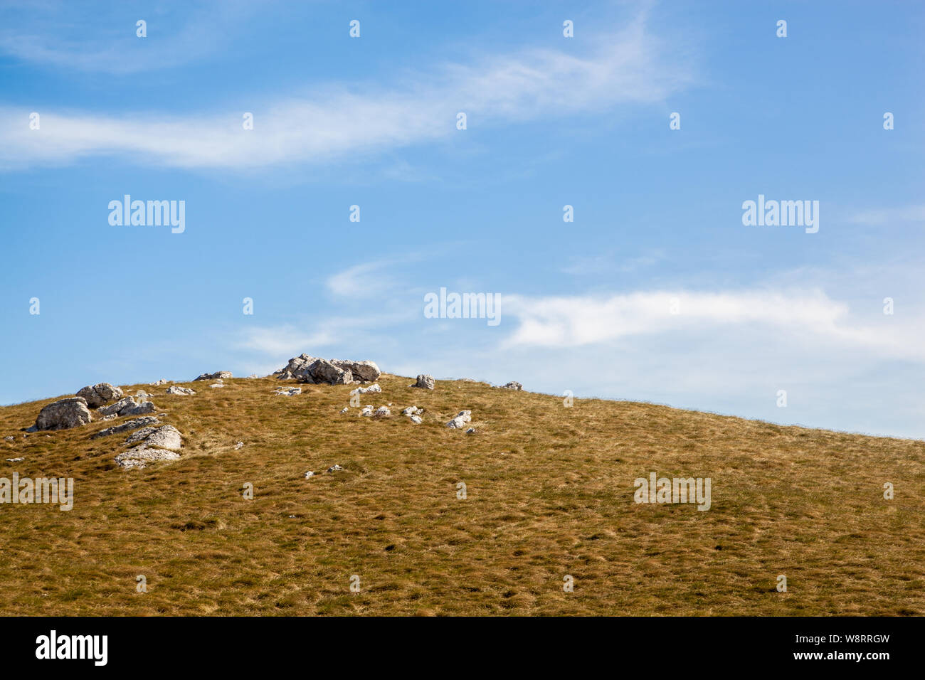 La pente couverte d'herbe sèche et quelques pierres sur la montagne Nanos Banque D'Images