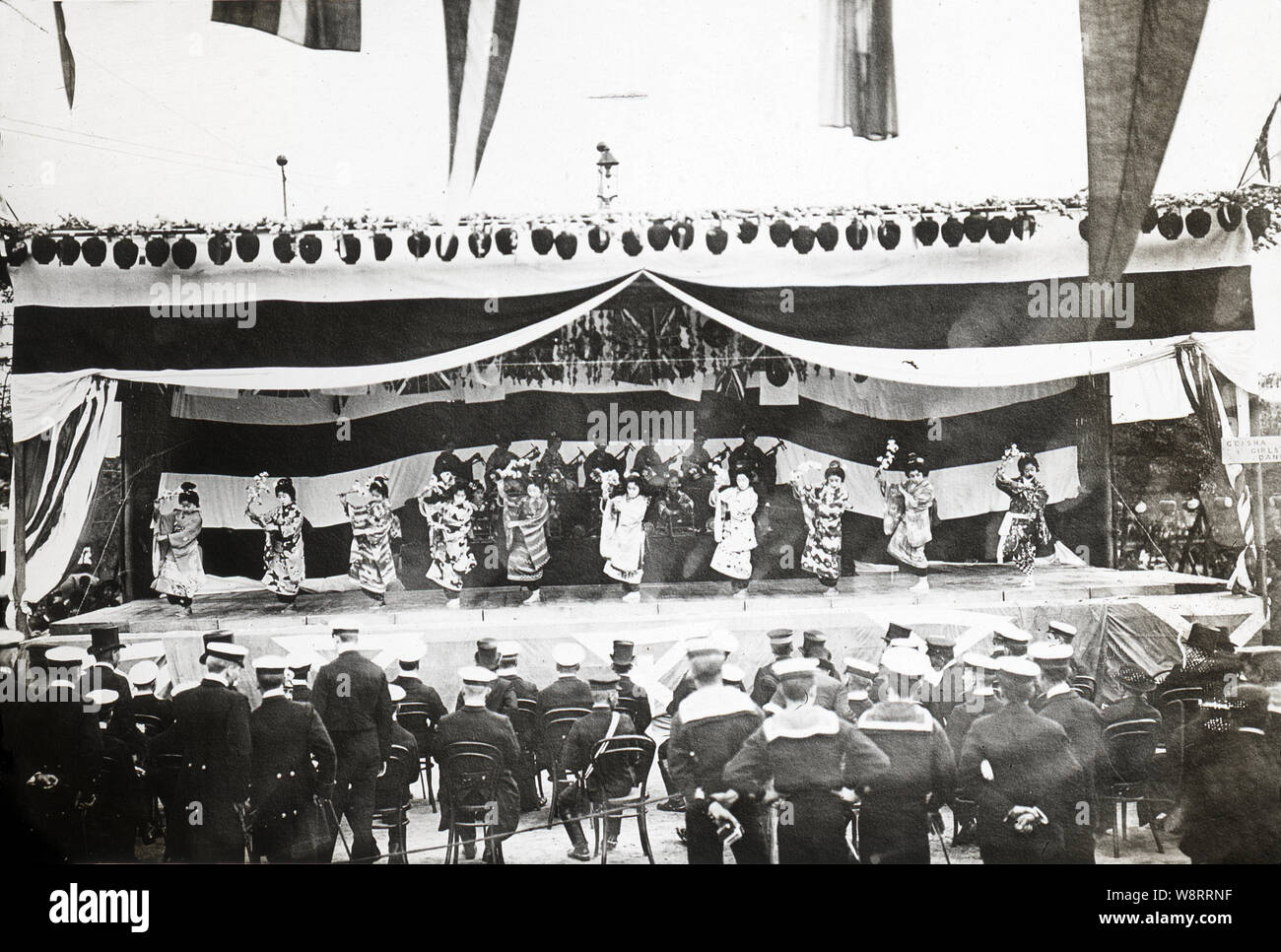 [ 1900 - Japon American White Fleet au Japon ] - L'amiral Sperry et les marins de son équipage regarder une geisha performance à Yokohama, Kanagawa au cours de la visite de l'American Great White Fleet en octobre 1908. Entre le 16 décembre 1907 et le 22 février 1909, la flotte a appelé les 20 ports sur six continents. Comme les coques des navires étaient peints en blanc, il a été populairement connu comme la grande flotte blanche. La flotte avait pour mission de projeter la puissance militaire américaine, en particulier à l'égard du Japon. Banque D'Images