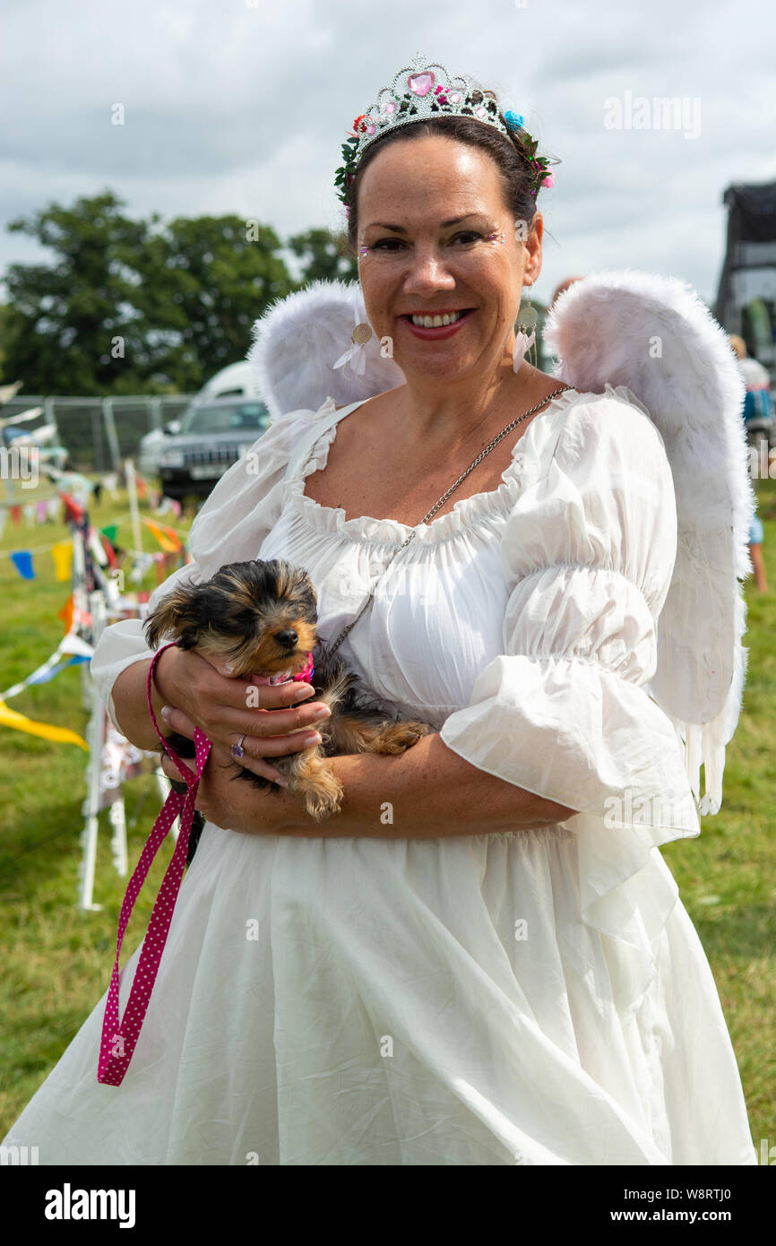 Burley, Ringwood, New Forest, Hampshire, Angleterre, ROYAUME-UNI. Août 2019. Le New Forest Fairy Festival. Festivaliers vêtus d'une robe de fantaisie fée. Femme en robe de fantaisie comme reine de fée blanche ailé. Banque D'Images