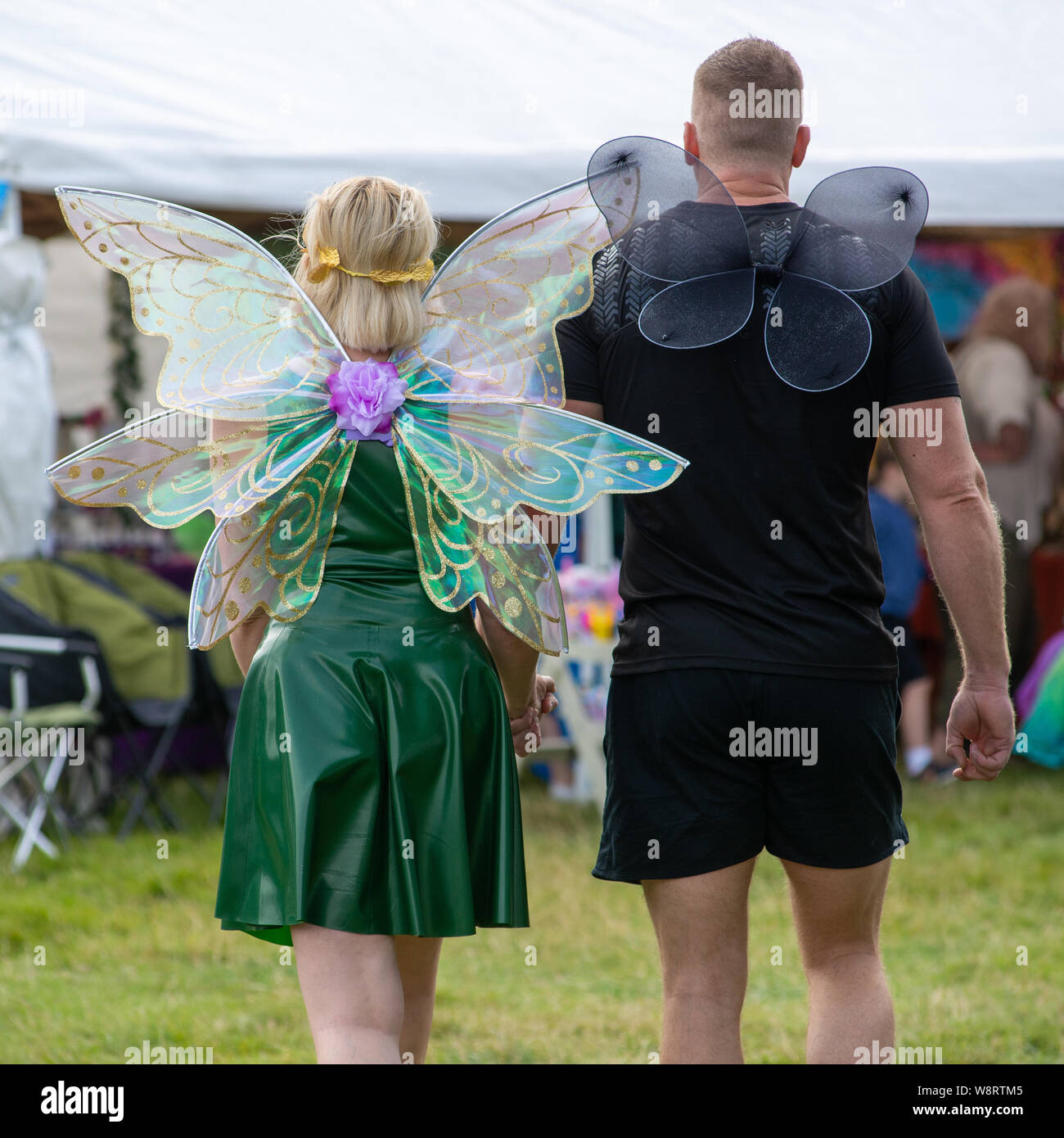 Burley, Ringwood, New Forest, Hampshire, Angleterre, ROYAUME-UNI. Août 2019. Le New Forest Fairy Festival. Festivaliers vêtus d'une robe de fantaisie fée. Banque D'Images
