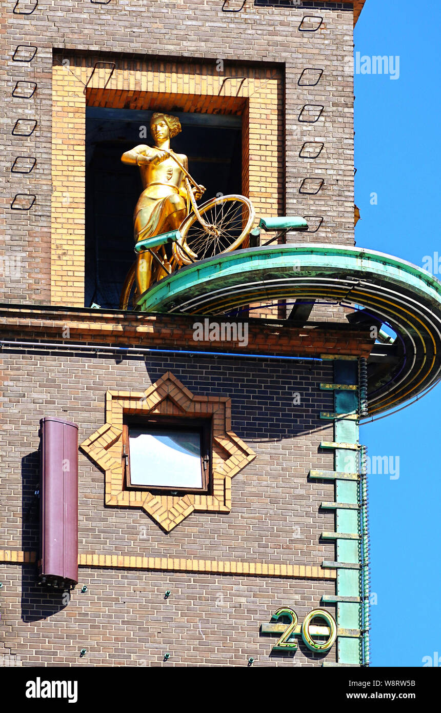 Copenhague, Danemark, le 14 juin 2019, copenhague Radhuspladsen : le temps fille un groupe torating sculpture or parlons climat : la fille aux t Banque D'Images