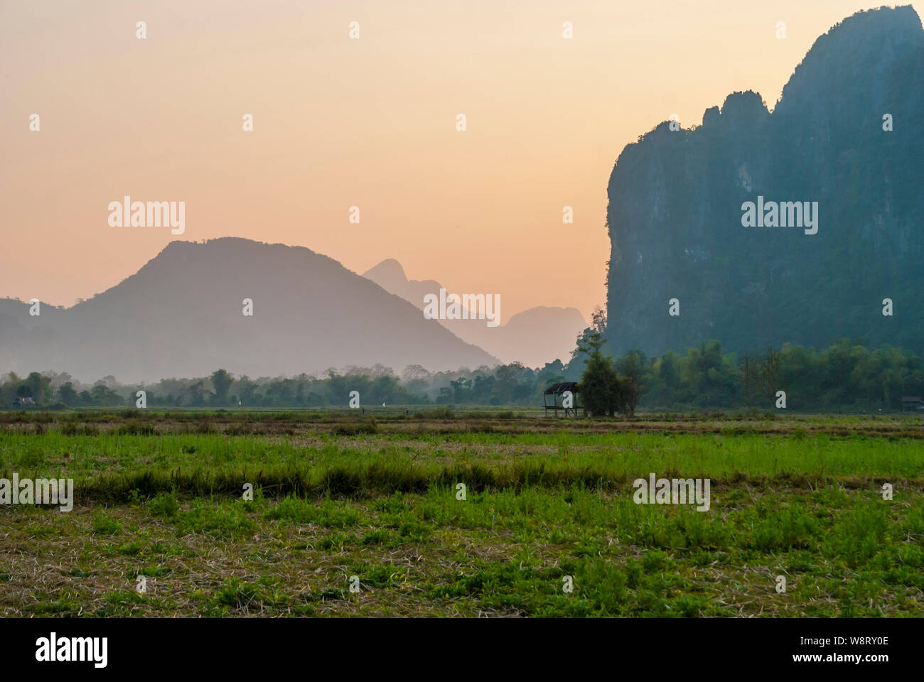 Beau paysage entourant les montagnes karstiques Vang Vieng, Laos, au coucher du soleil Banque D'Images