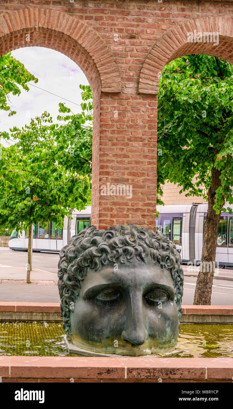 La tête de Janus, à la naissance des civilisations sculpture fontaine, aqueduc romain, replica designer 1988 Tomi Ungerer, Strasbourg, Alsace, France, Europe, Banque D'Images