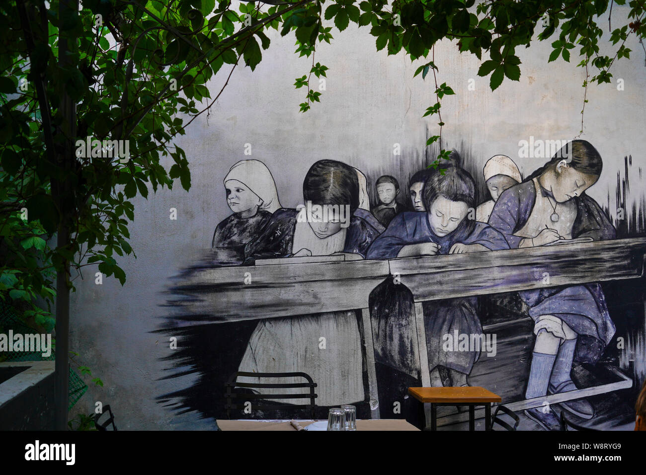 Athènes, Grèce, le Graffiti de l'école des filles dans une salle de classe d'époque sur un mur Banque D'Images